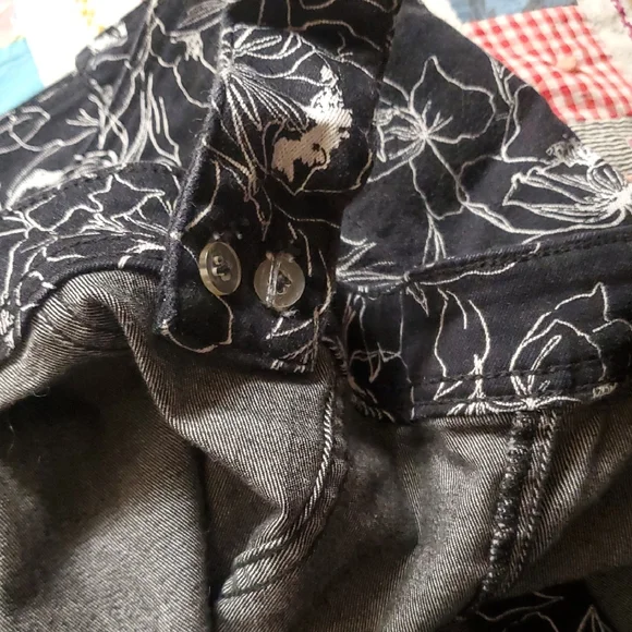 White House Black Market Black and White Floral Top - Picture 4 of 5